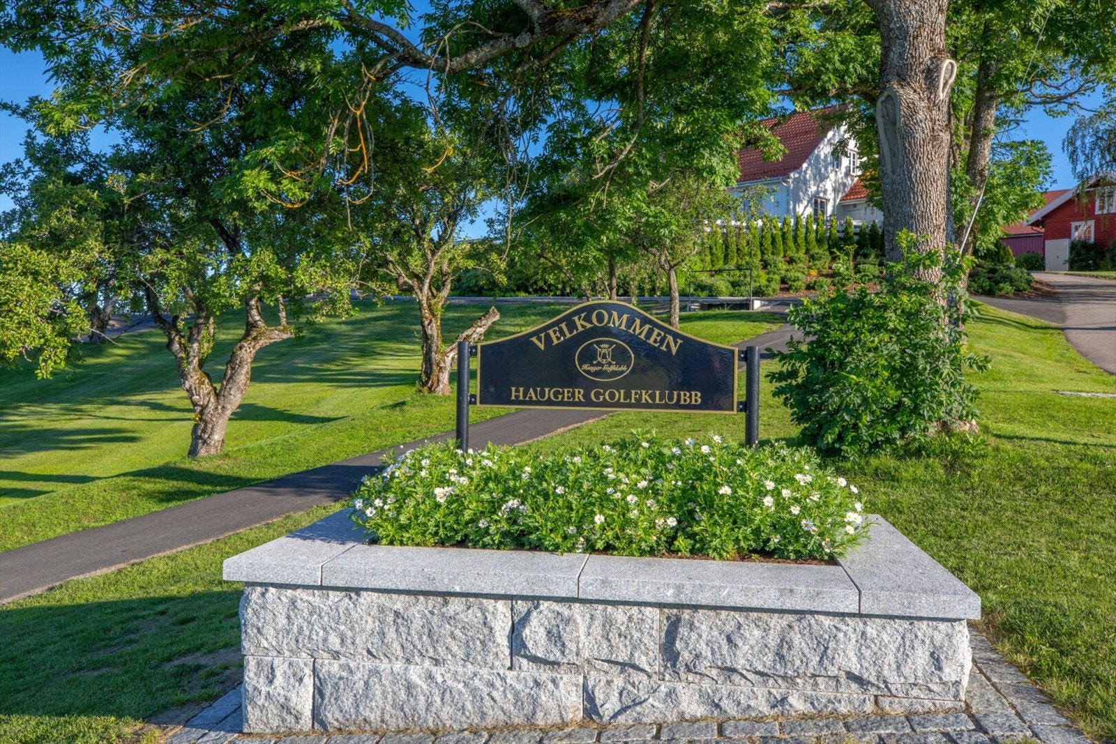 Fra boligen er det 10-12 minutters kjøring til Hauger Golfklubb. Galleribilde