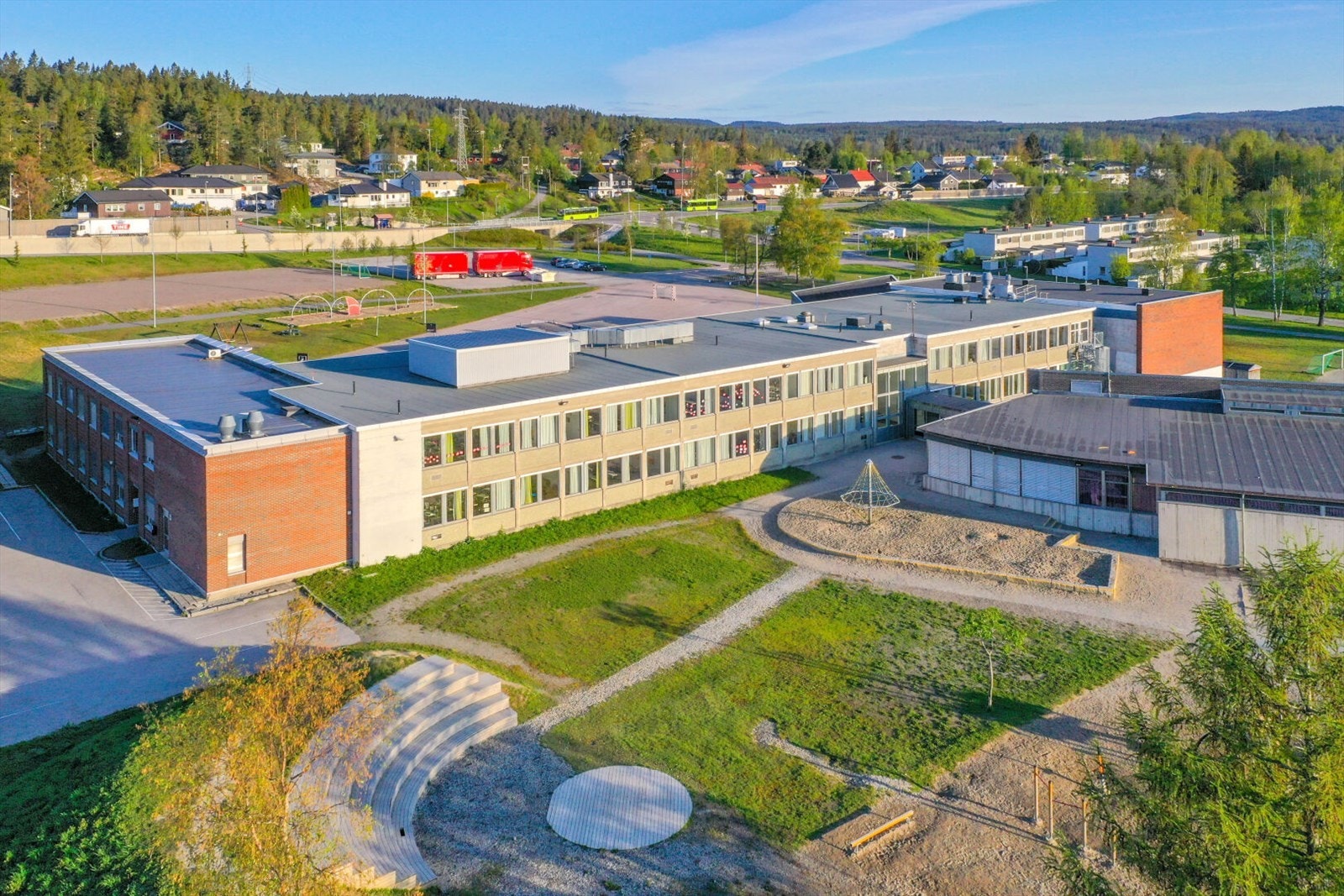 Det er kort vei til både skoler og barnehager. Her fra Åsenhagen skole. Galleribilde