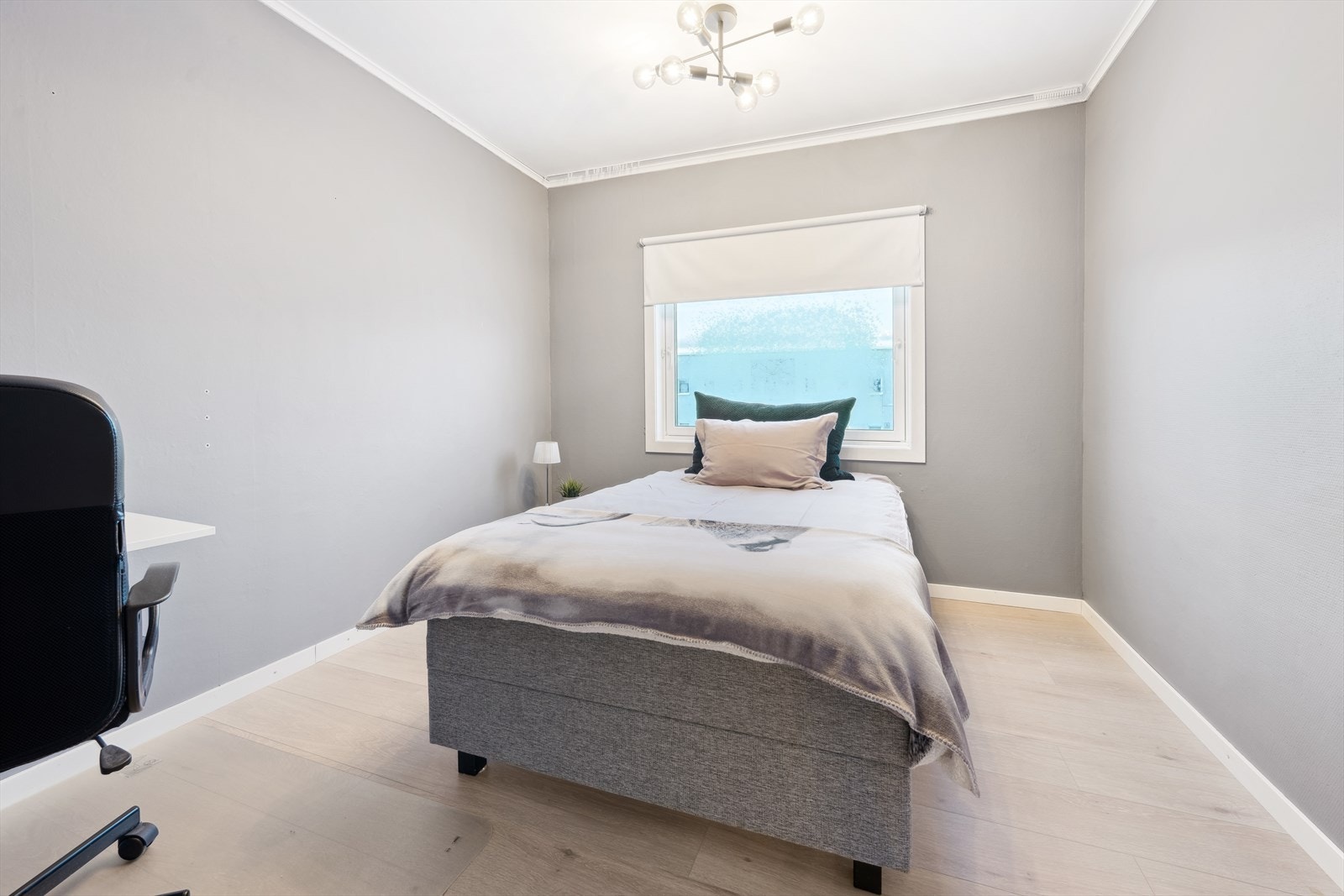 Soverommet er av god størrelse med plass til dobbeltseng og tilhørende nattbord. Galleribilde