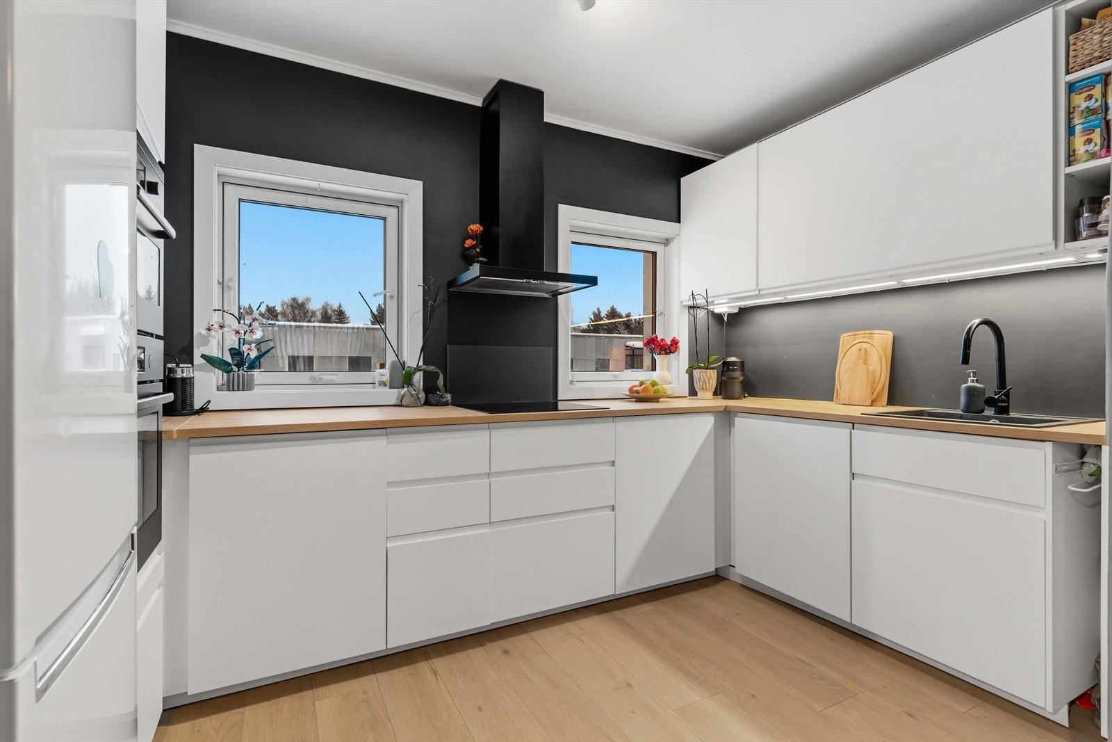 Innredningen er praktisk utformet og består blant annet av nedfelt oppvaskkum med 1-greps blandebatteri, samt integrert oppvaskmaskin, ovn og platetopp. Galleribilde