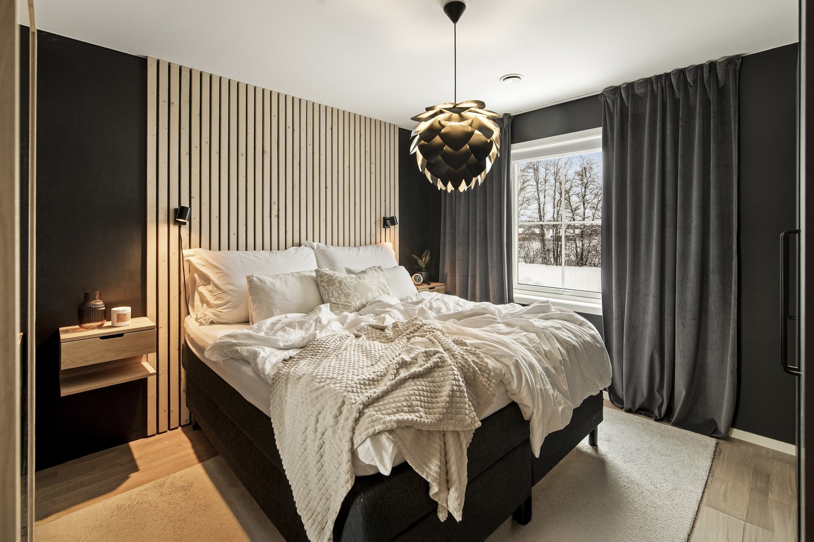 Pent innredet hovedsoverom med rikelig skapplass Galleribilde