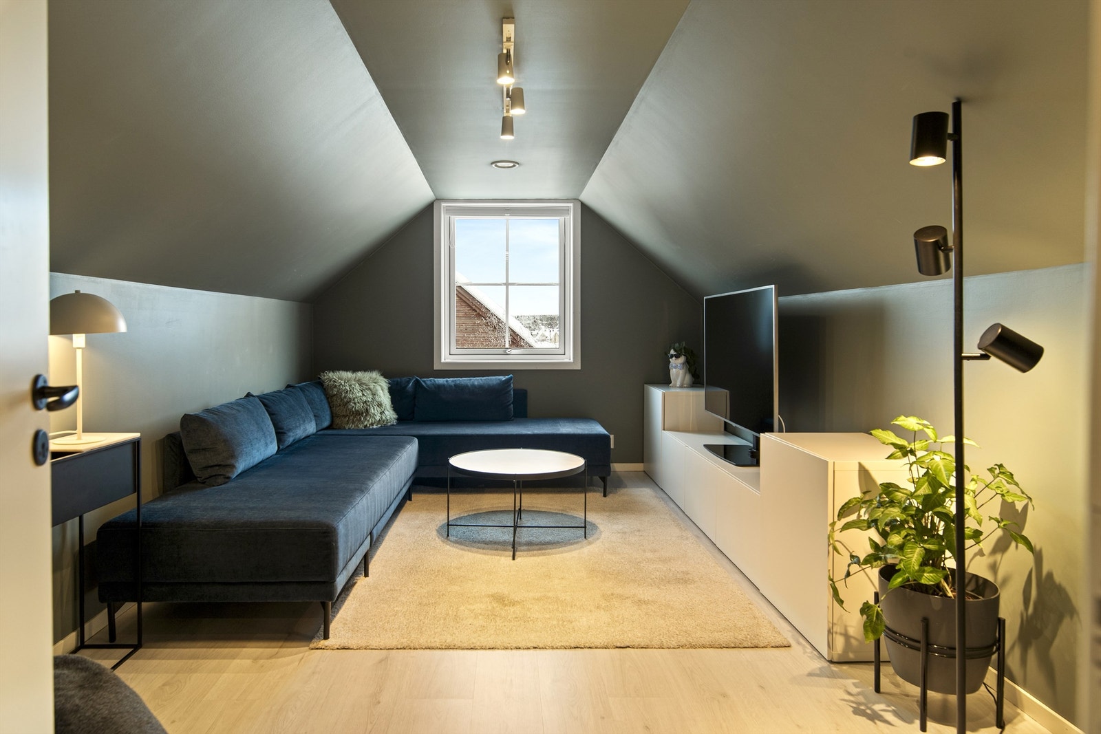 Innredet tv-stue i loftsetasje Galleribilde