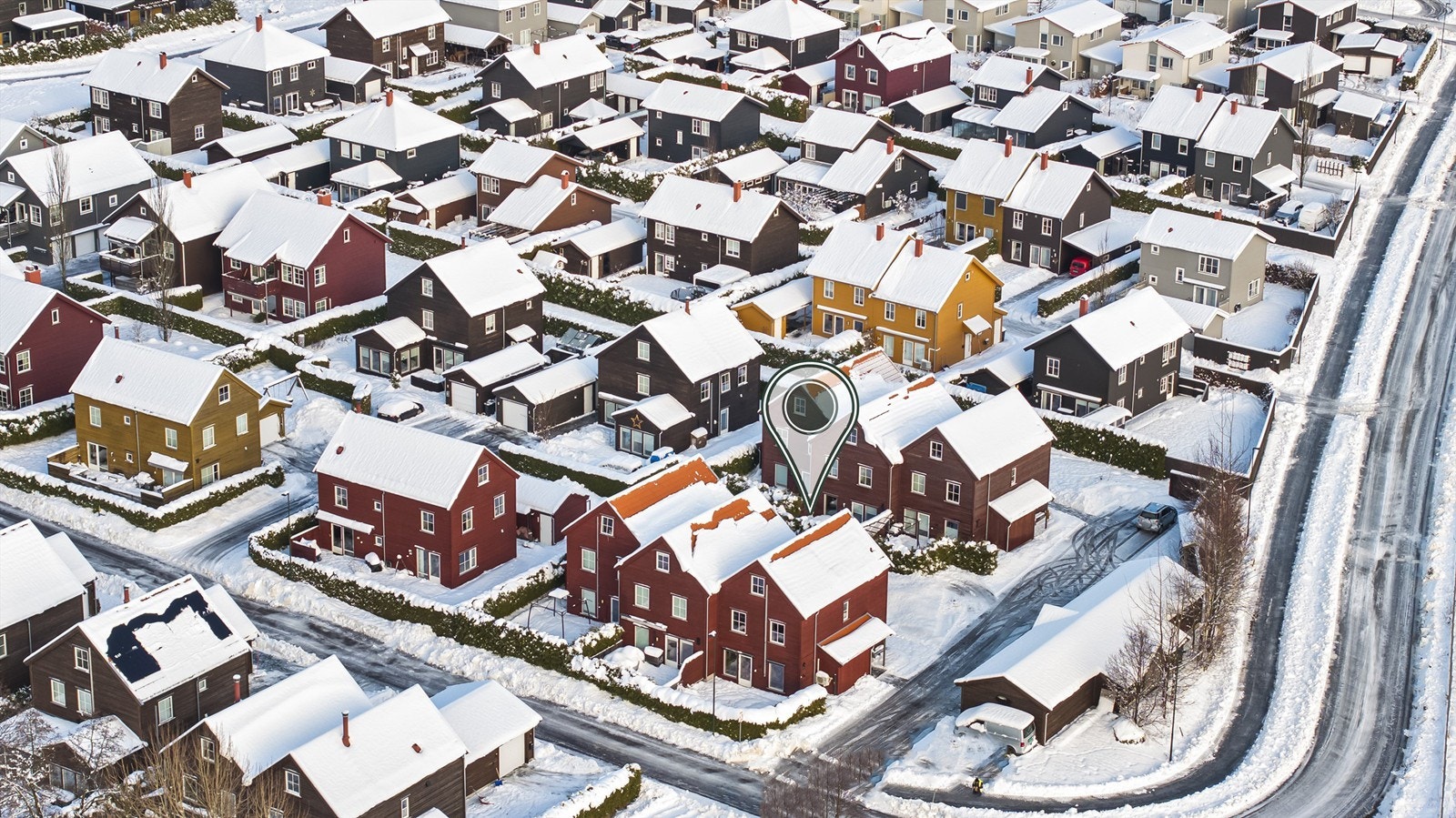 En flott eiendom for den aktive familie som søker lett tilgang til flotte tur- og rekreasjonsområder samtidig som nærheten til sentrumsfunksjoner spiller en vesentlig rolle. Her vil barna kunne løpe fritt i et område med gode og trygge oppvekstvilkår! Galleribilde