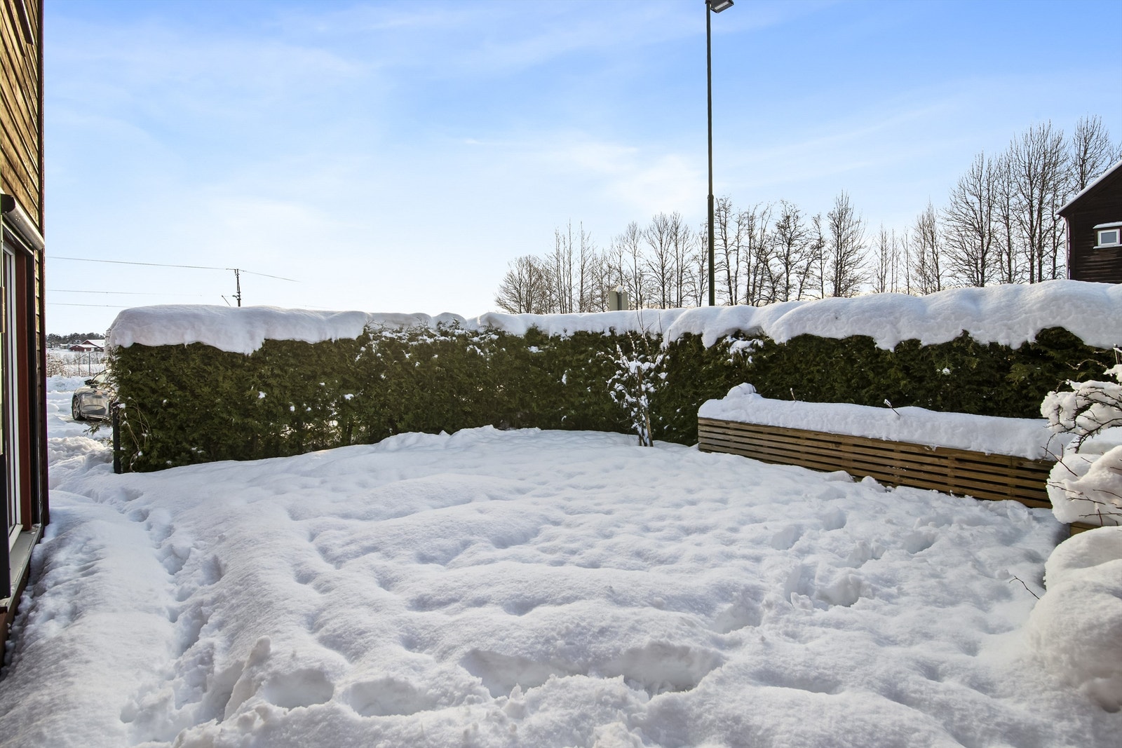 Lettstelt eiertomt på 139 kvm. bestående av en fin skjermet og opparbeidet hage, som er omkranset av en solid hekk som sørger for lite innsyn. Galleribilde