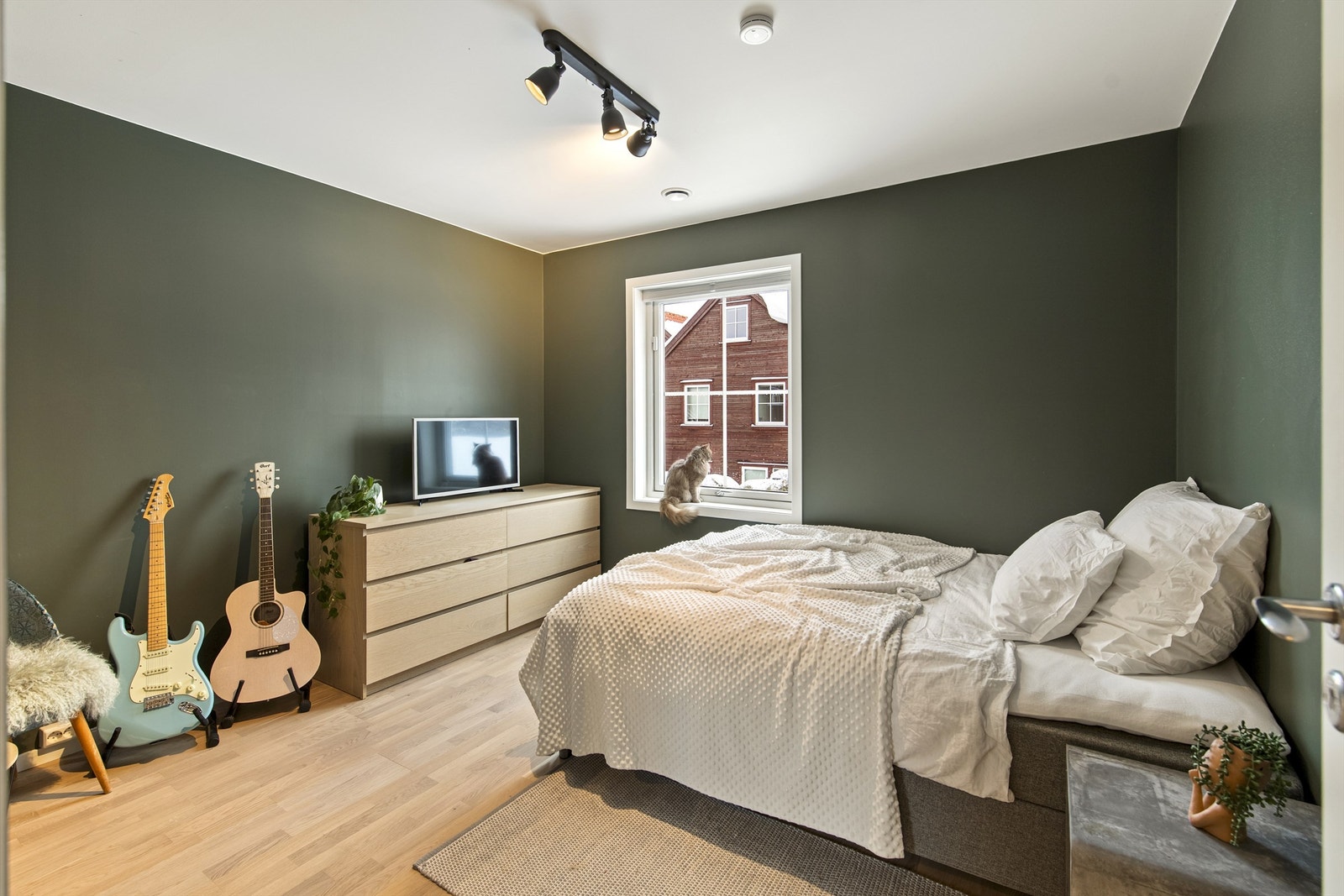 Boligen inneholder fire romslige soverom, som gir fleksible bruksmuligheter - enten til barnerom, gjesterom eller hjemmekontor. Galleribilde