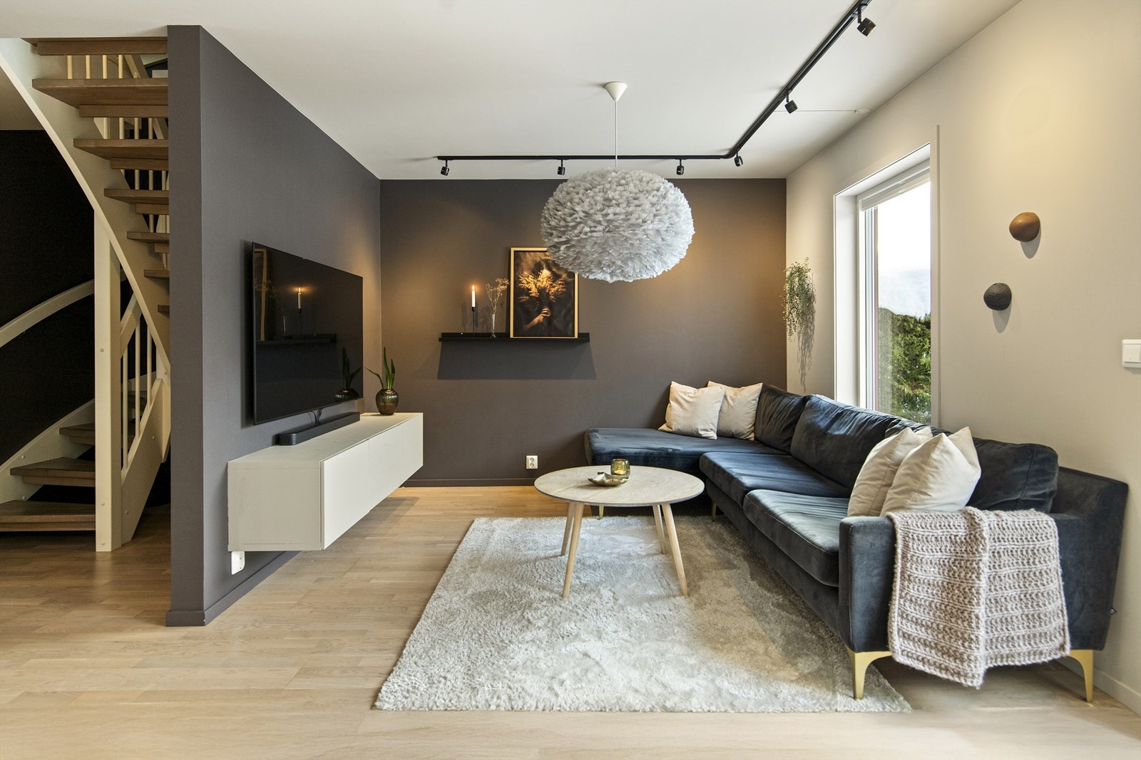 Boligen har en koselig tv-stue i hovedetasjen (det er også en innredet tv-stue på loftet) Galleribilde