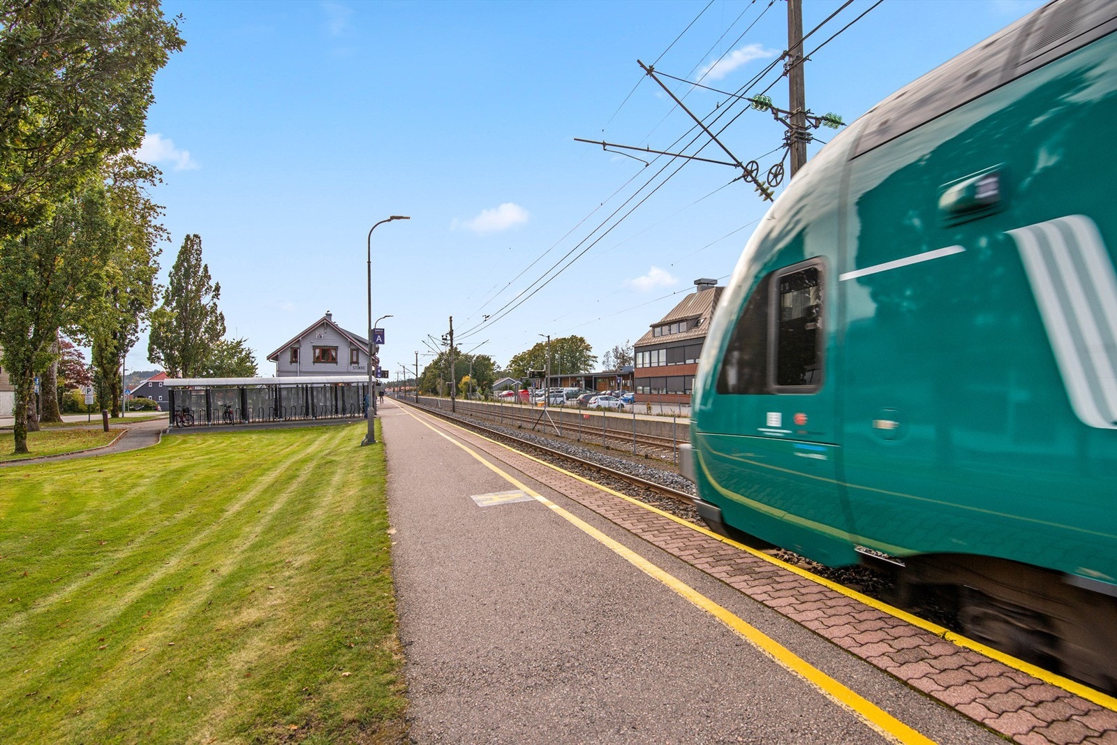 Med kort vei til togstasjon og enkel adkomst til E18, er dette et ideelt bosted for pendlere. Sandefjord, Tønsberg og resten av Vestfold er innen komfortabel rekkevidde. Galleribilde