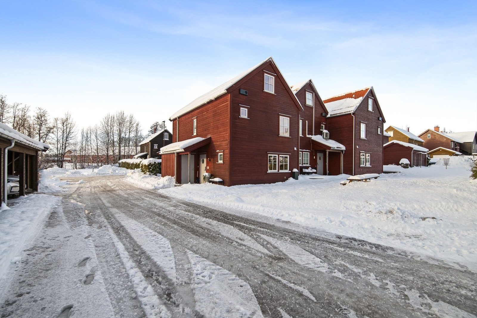 Bolig beliggende i et populært og barnevennlig område i Stokke. Kort vei til barnehage, barneskole og ungdomsskole samt flotte turstier i Bokemoa Galleribilde