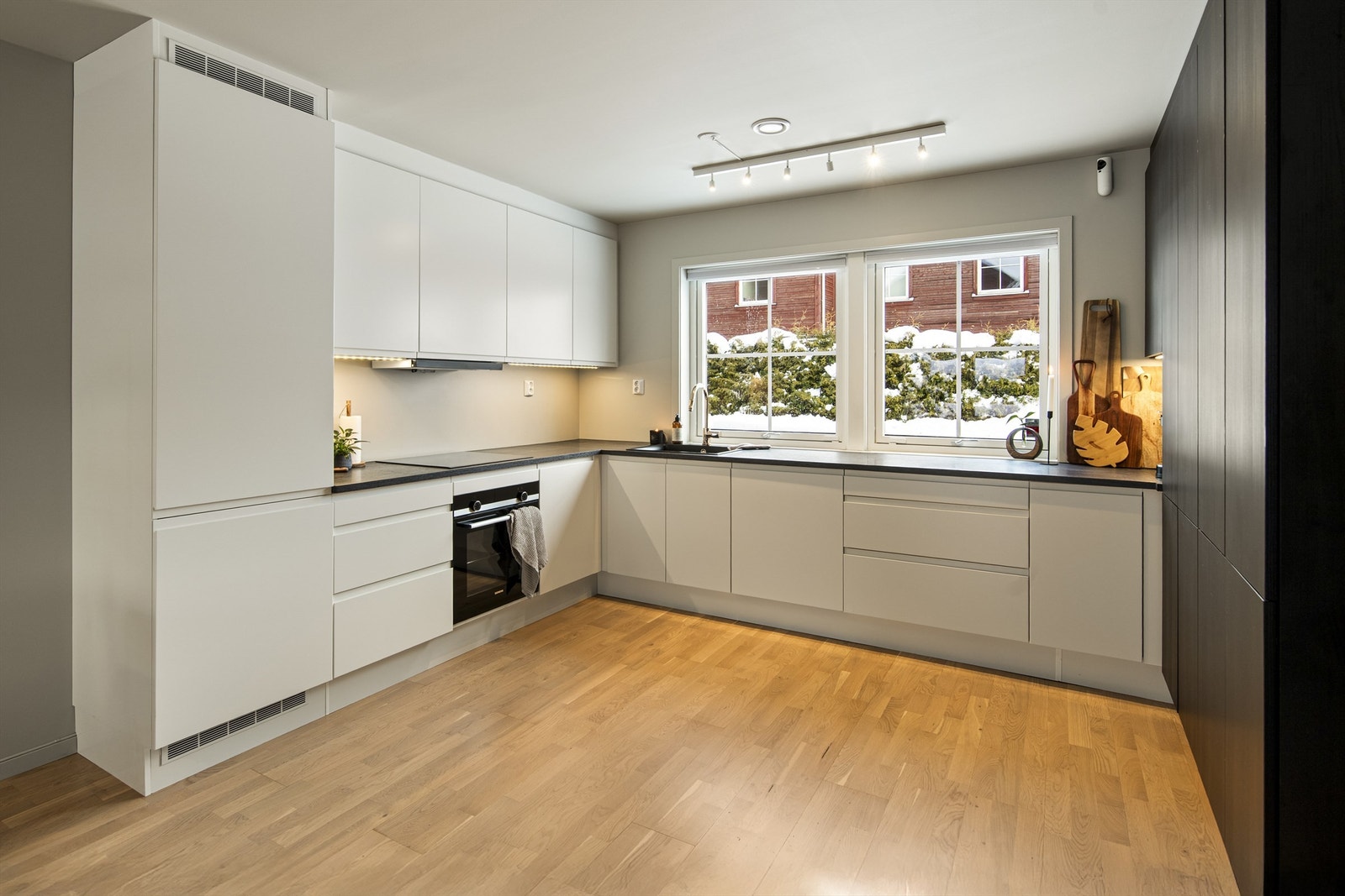 Her får du et særdeles romslig kjøkken med moderne innredning, rikelig med skap- og benkeplass samt gode arbeidsforhold - ideelt både for hverdagsbruk og når man har gjester Galleribilde