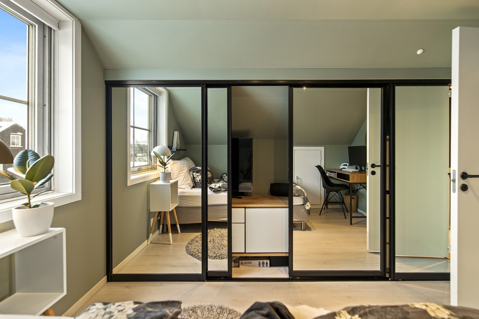 Innredet soverom i loftsetasje med garderobeløsning i knevegg Galleribilde