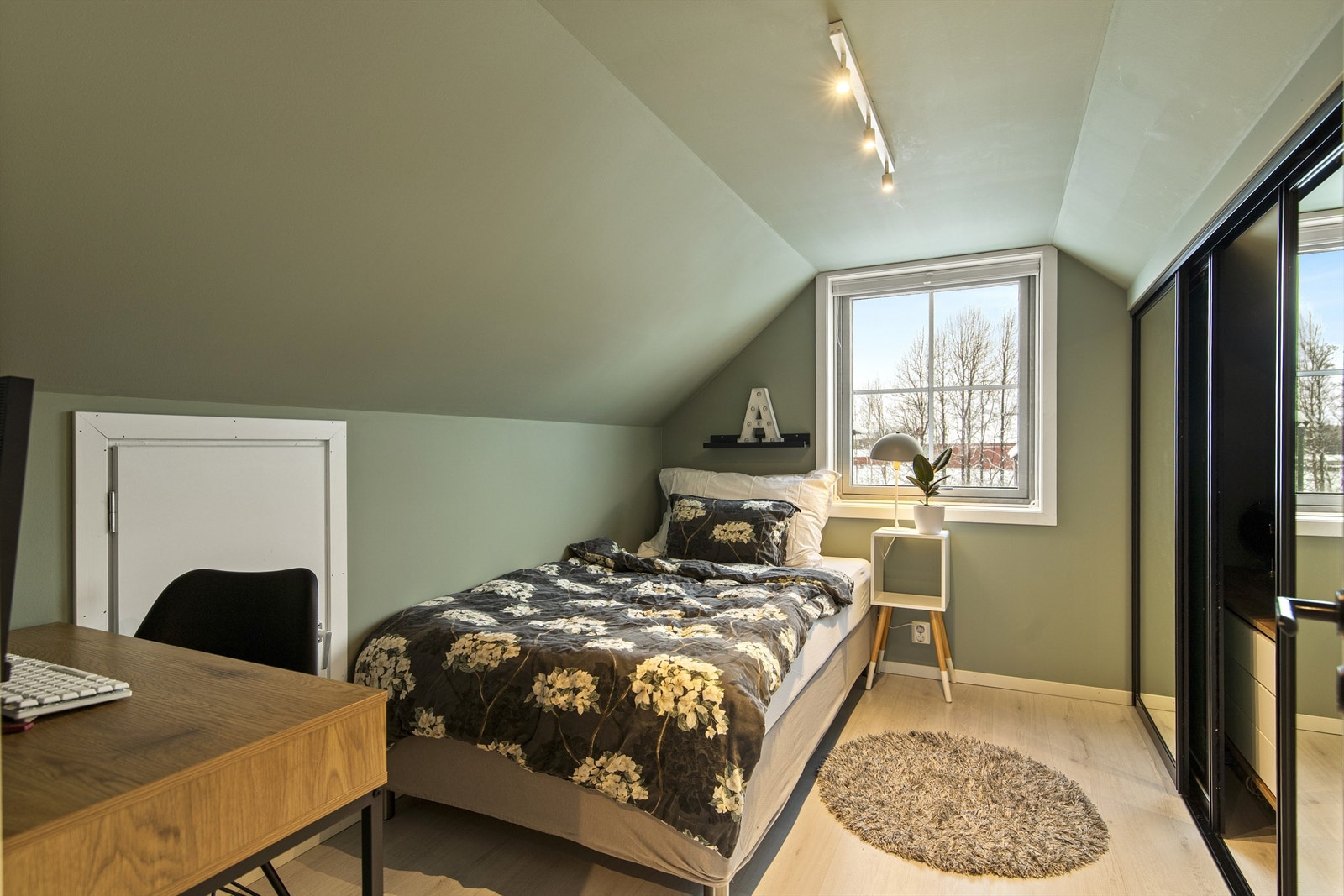 Innredet soverom i loftsetasje med garderobeløsning i knevegg Galleribilde