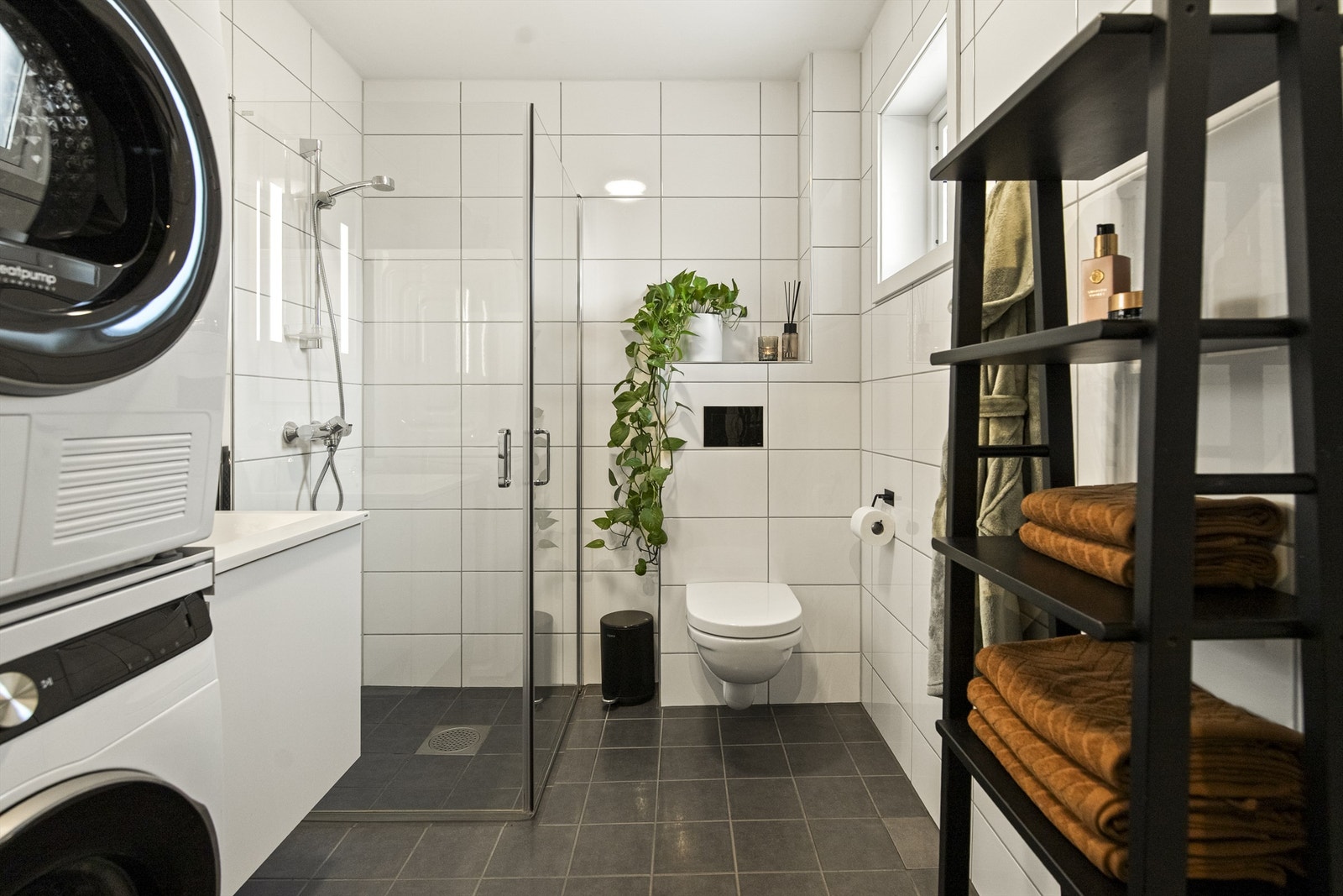 Bad/wc kombinert med vaskerom i hovedetasjen Galleribilde