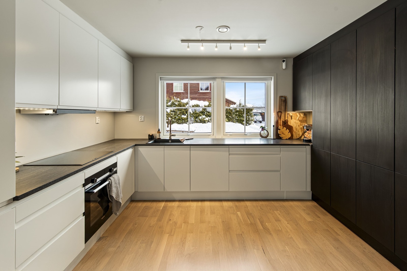 Kjøkkenet fremstår som et av boligens naturlige samlingspunkter Galleribilde