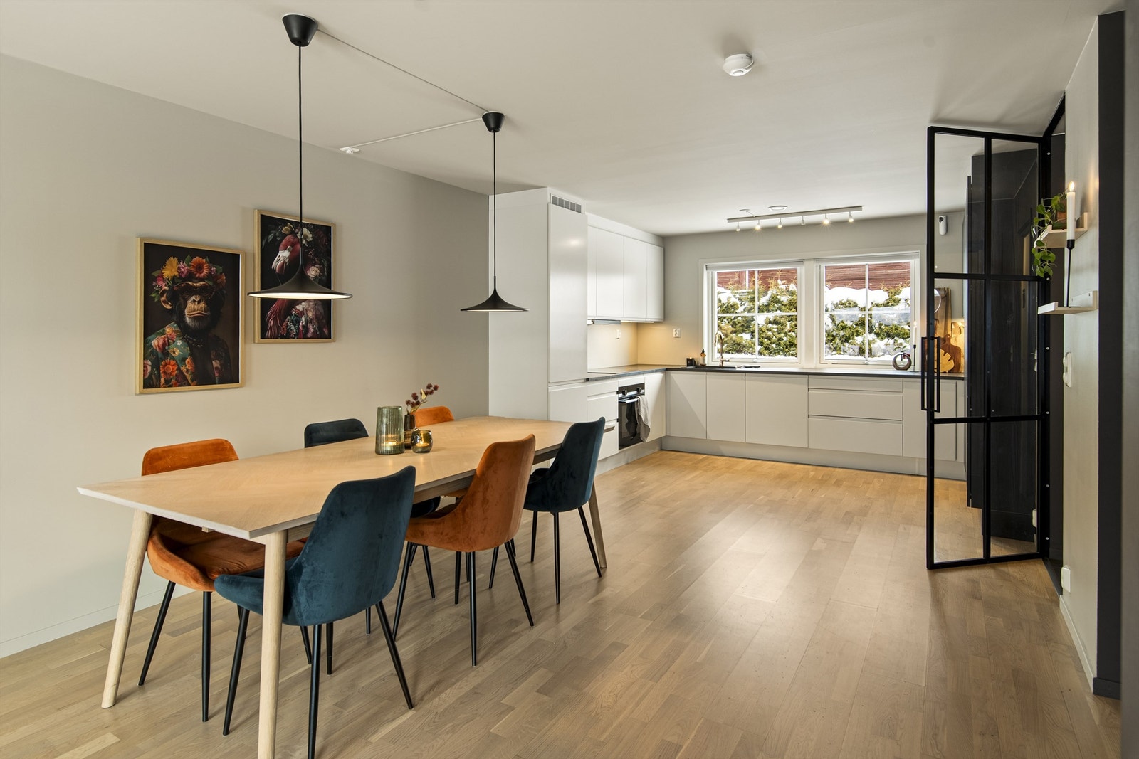 Her er det fint plass til å sette inn et større spisebord Galleribilde