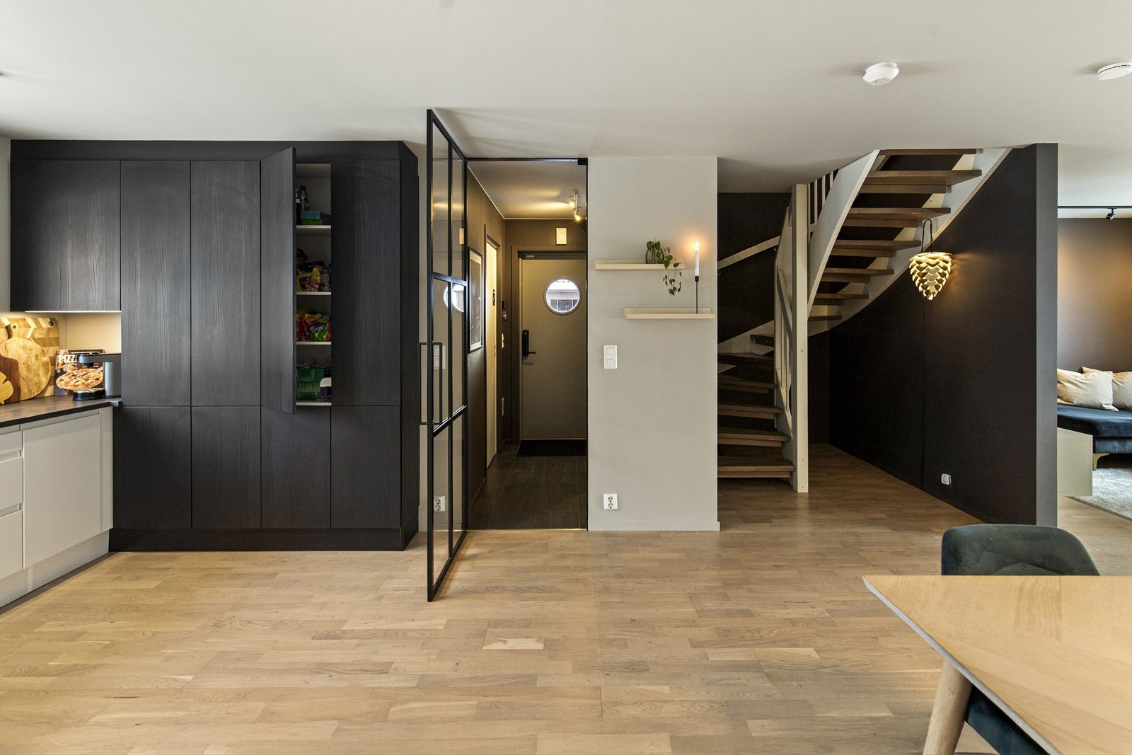 Helgerødsletta 6 er en moderne og romslig bolig fra 2018, som holder en gjennomgående solid og tidsriktig standard Galleribilde