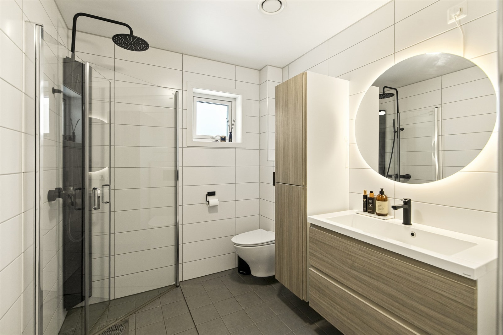 Pent innredet bad/wc i 2.etasje Galleribilde