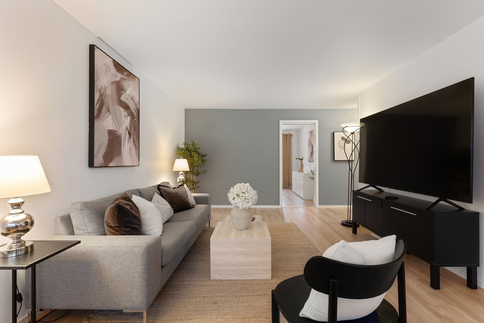 Relativt romslig stue med god plass til ulik møblering Galleribilde