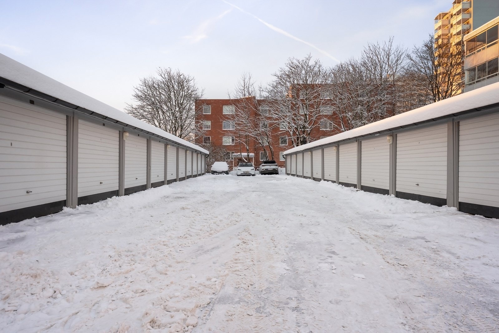 Sameiet har 3 garasjerekker, månedsleie garasje er kr. 250,- Galleribilde