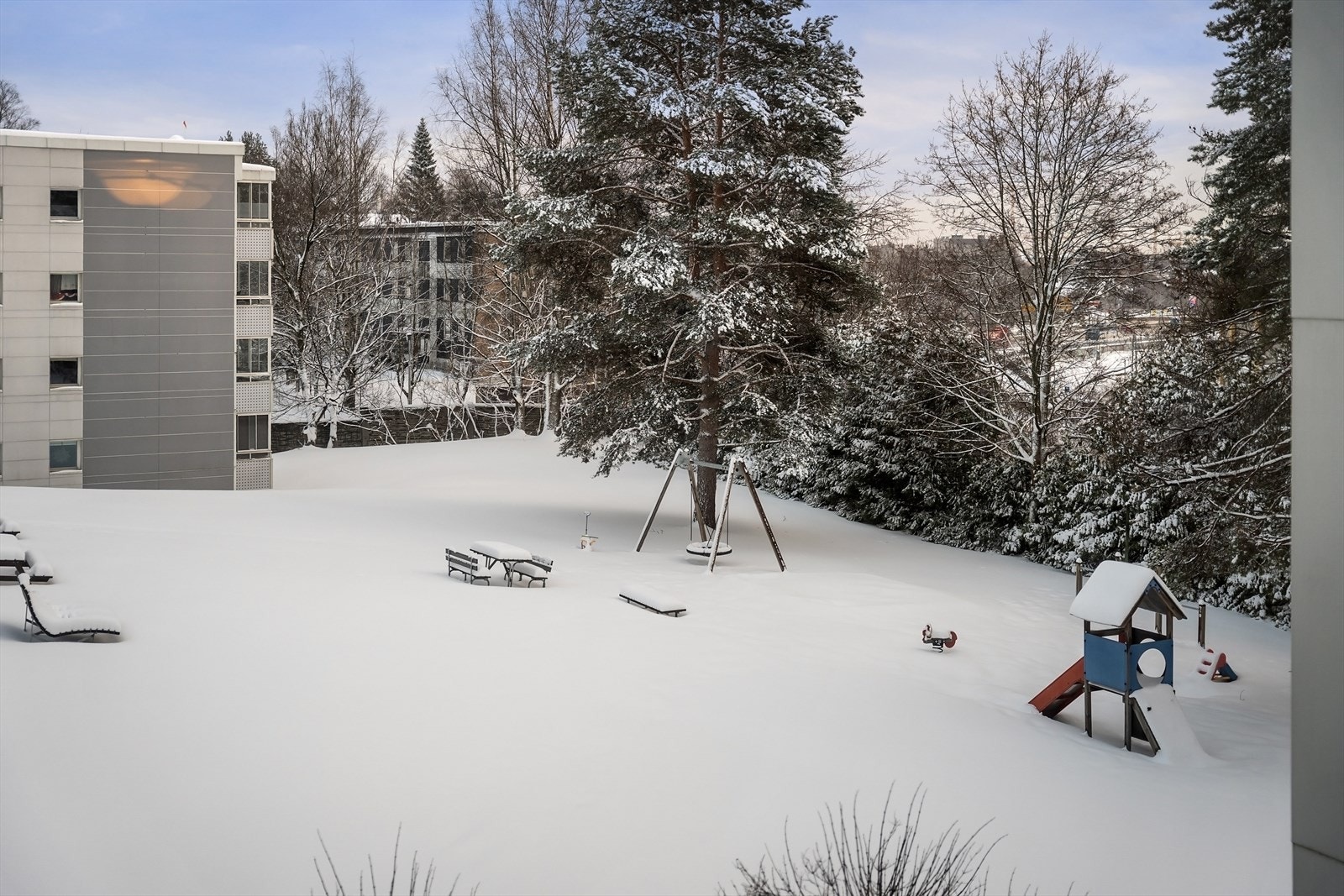 Utsyn fra soverom mot øst, til fellesarealer Galleribilde