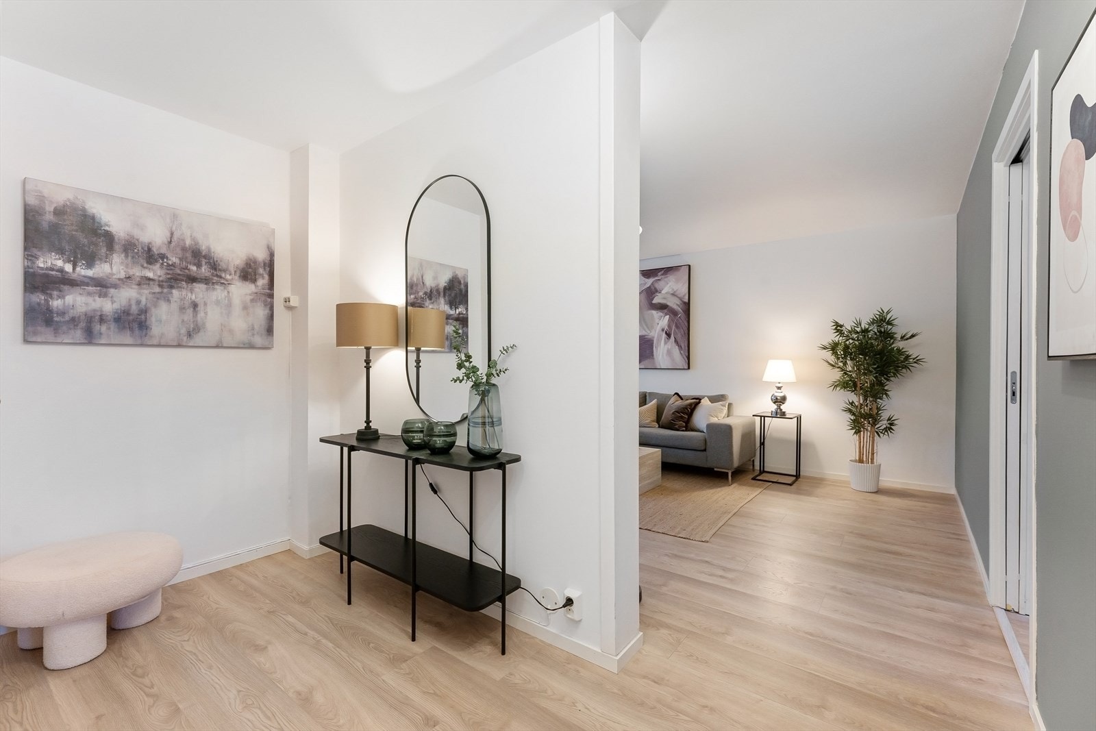 Entré med logisk nisje for garderobe Galleribilde