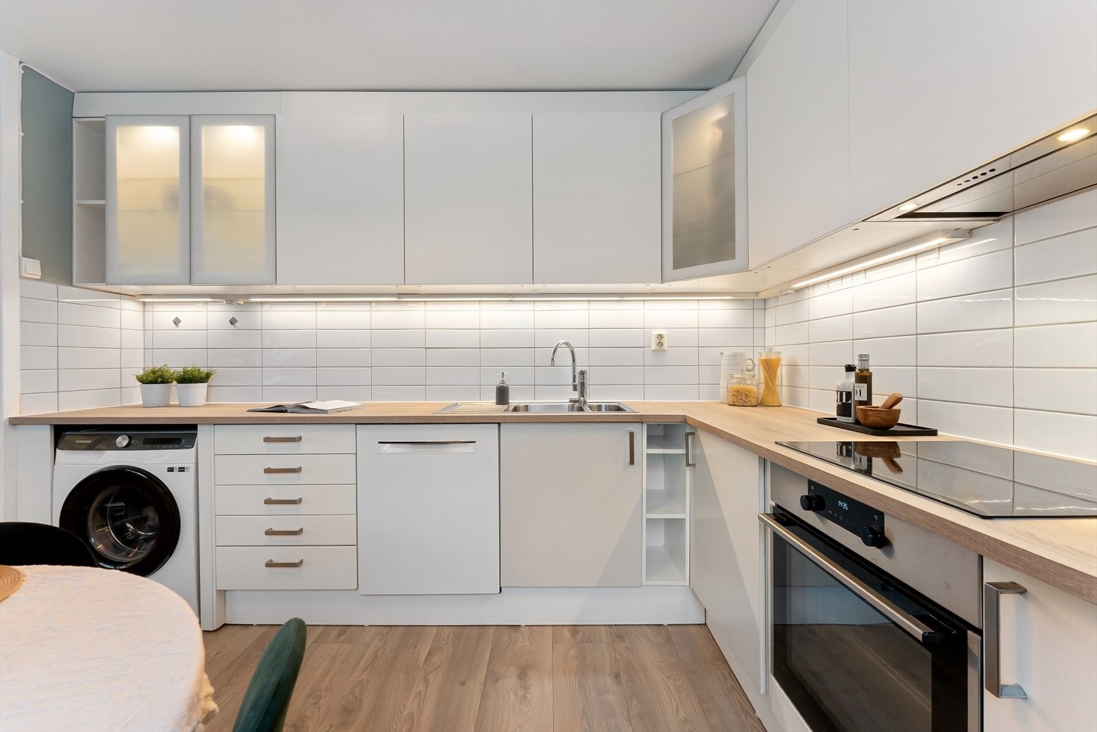 Vinkelkjøkken med god skap- og benkeplass Galleribilde