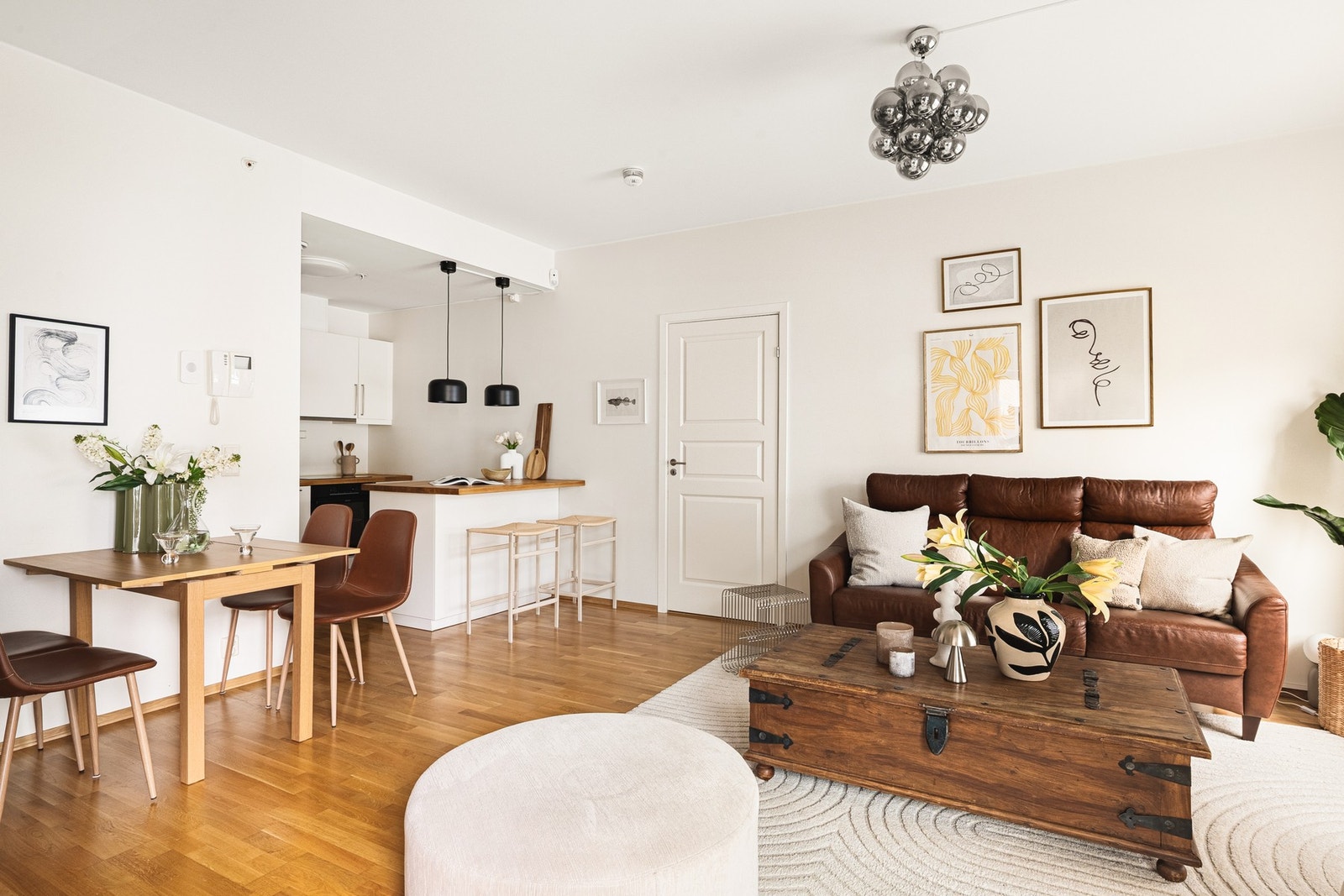 Den åpne stue- og kjøkkenløsningen måler 28m². Galleribilde