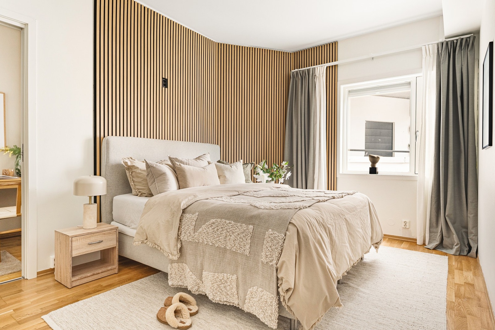 Hovedsoverommet er 14,2 kvm og har plass til både dobbeltseng, nattbord, garderobeskap og tilhørende møblement. Galleribilde