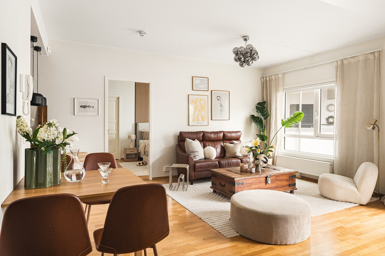 Det er god plass til sofagruppe og øvrig ønsket møblering, da spisebordet får plass ved kjøkkenet. Galleribilde