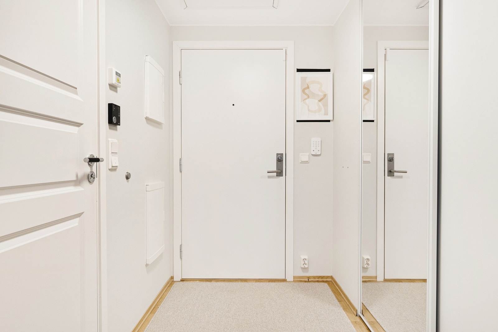 Velkommen inn! I entréen er det garderobe med speilfront, samt direkte adkomst til leilighetens bad. Galleribilde