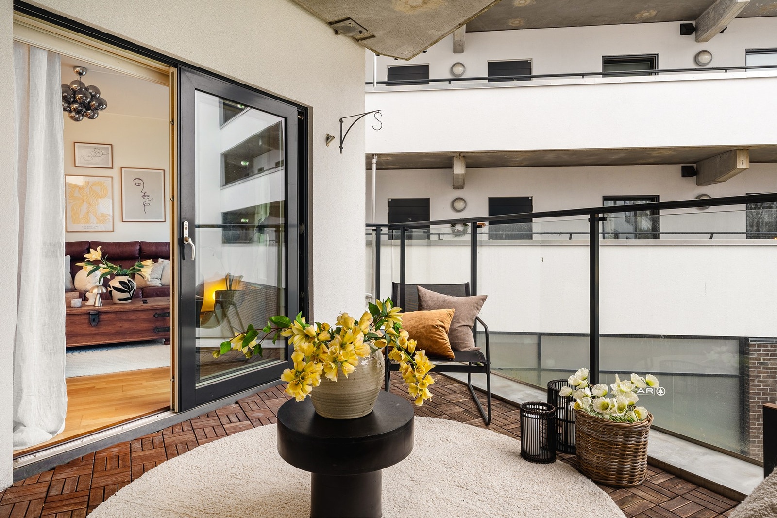 Altanen gir en fin forlengelse av stuen og egner seg godt for hyggelige sammenkomster. Selger opplyser om gode solforhold fra ca. kl 15:00 ettermiddag/kveld i sommersesongen. Galleribilde