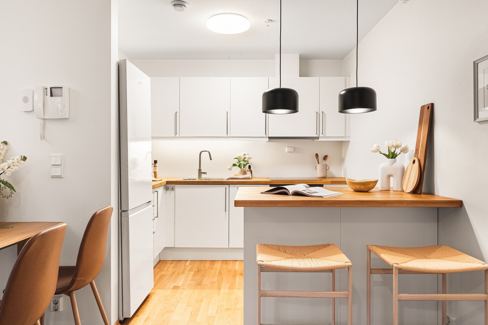 Frittstående kjøkkenøy gir god arbeidsflate og rikelig med oppbevaringsplass. Galleribilde