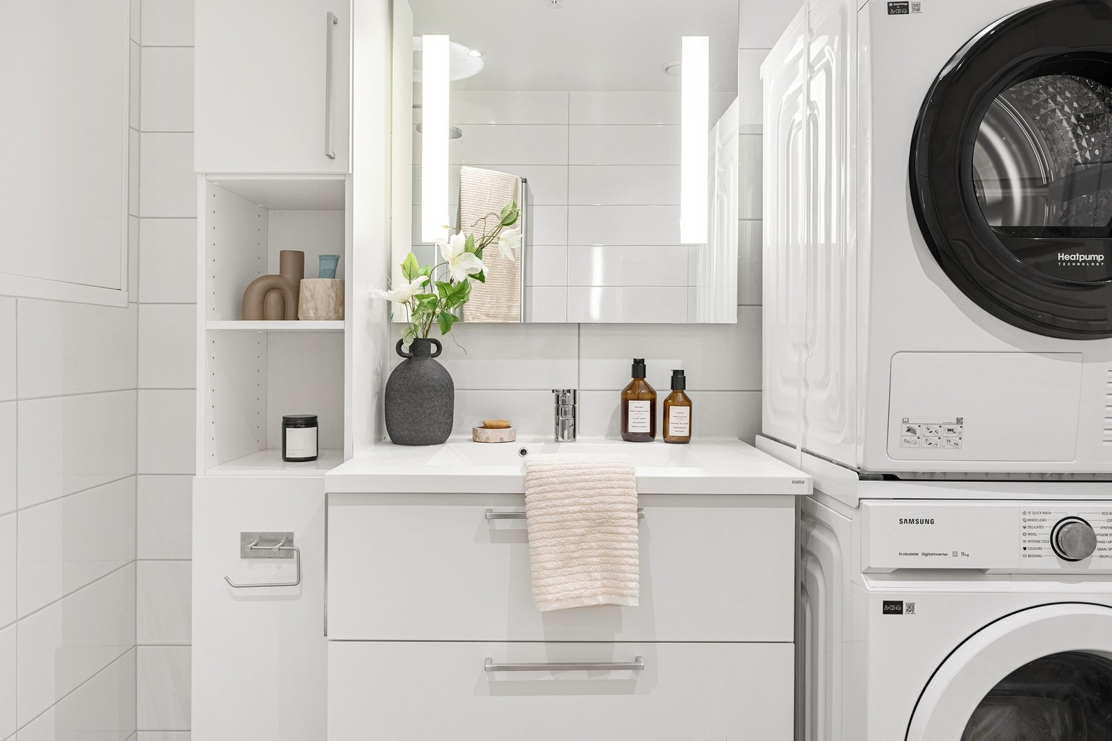 Det er innredet med dusj m/glassvegger, vegghengt toalett, opplegg for vaskemaskin. Galleribilde