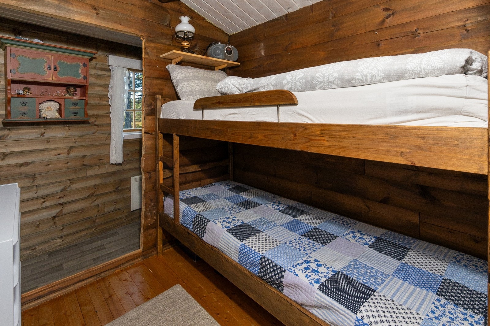 Opprinnelig soverom er nå en mellom gang. Køyesengene er beholdt slik at dette er to ekstra soveplasser ved behov Galleribilde