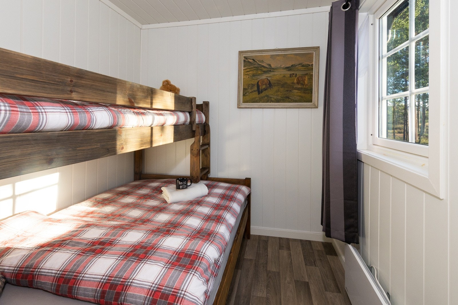 Soverom 2 i tilbygget har familiekøye Galleribilde