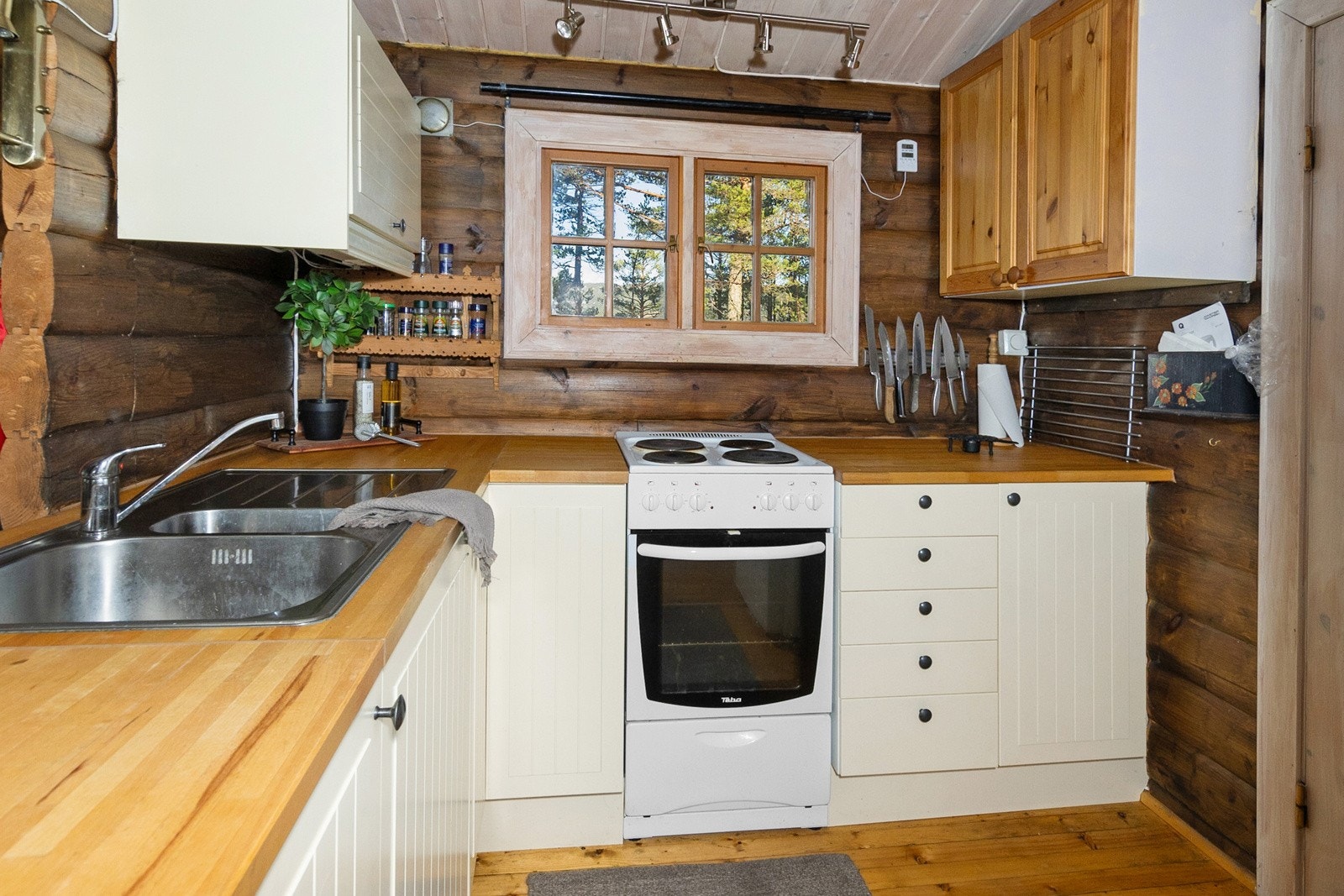 Kjøkken med god benkeplass Galleribilde