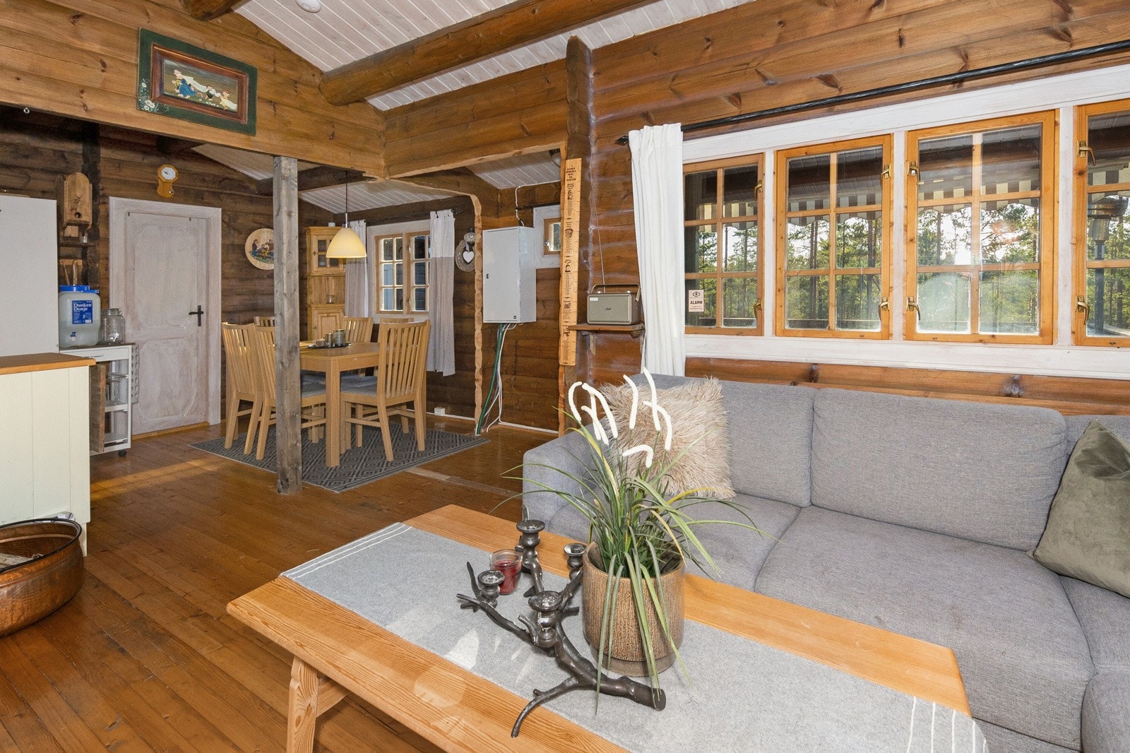 Spisestuen er plassert i tilknytning til kjøkkenet Galleribilde