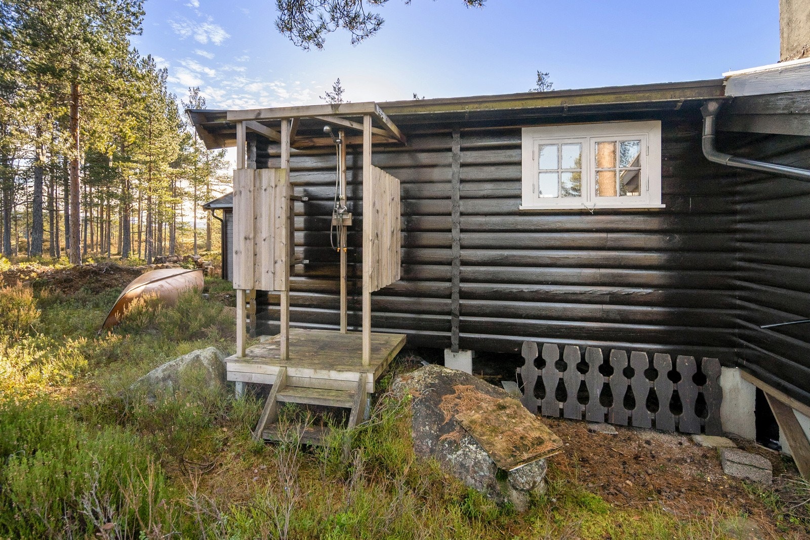 Her er det utedusj - den har ikke vært i bruk av nåværende eier Galleribilde