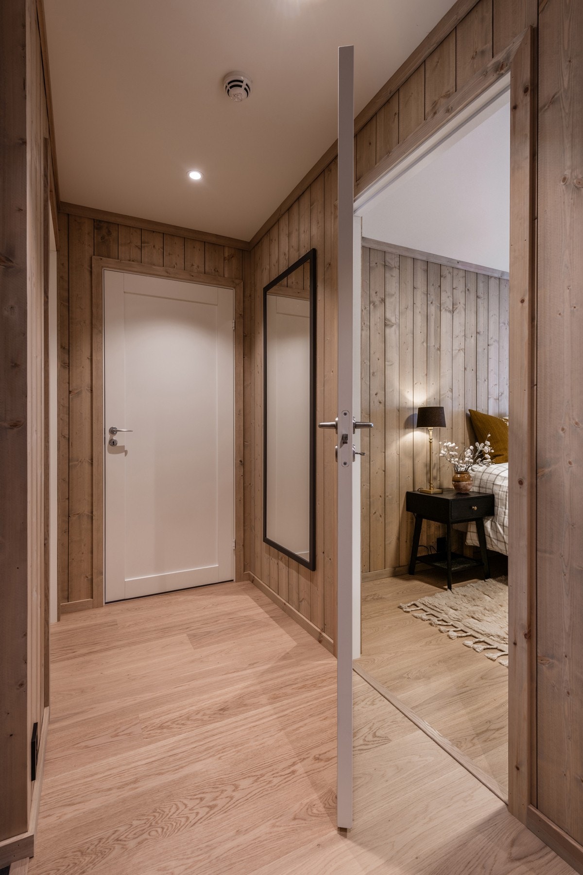 I gangen og på soverom monteres skyvedørsgarderober fra Elfa Galleribilde