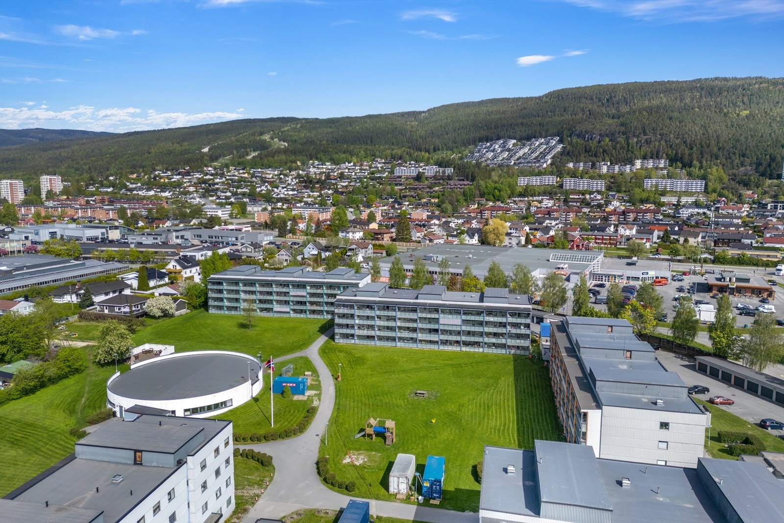 Fra boligen er det umiddelbar nærhet til skole, barnehage, god bussforbindelse og dagligvarebutikk. Galleribilde