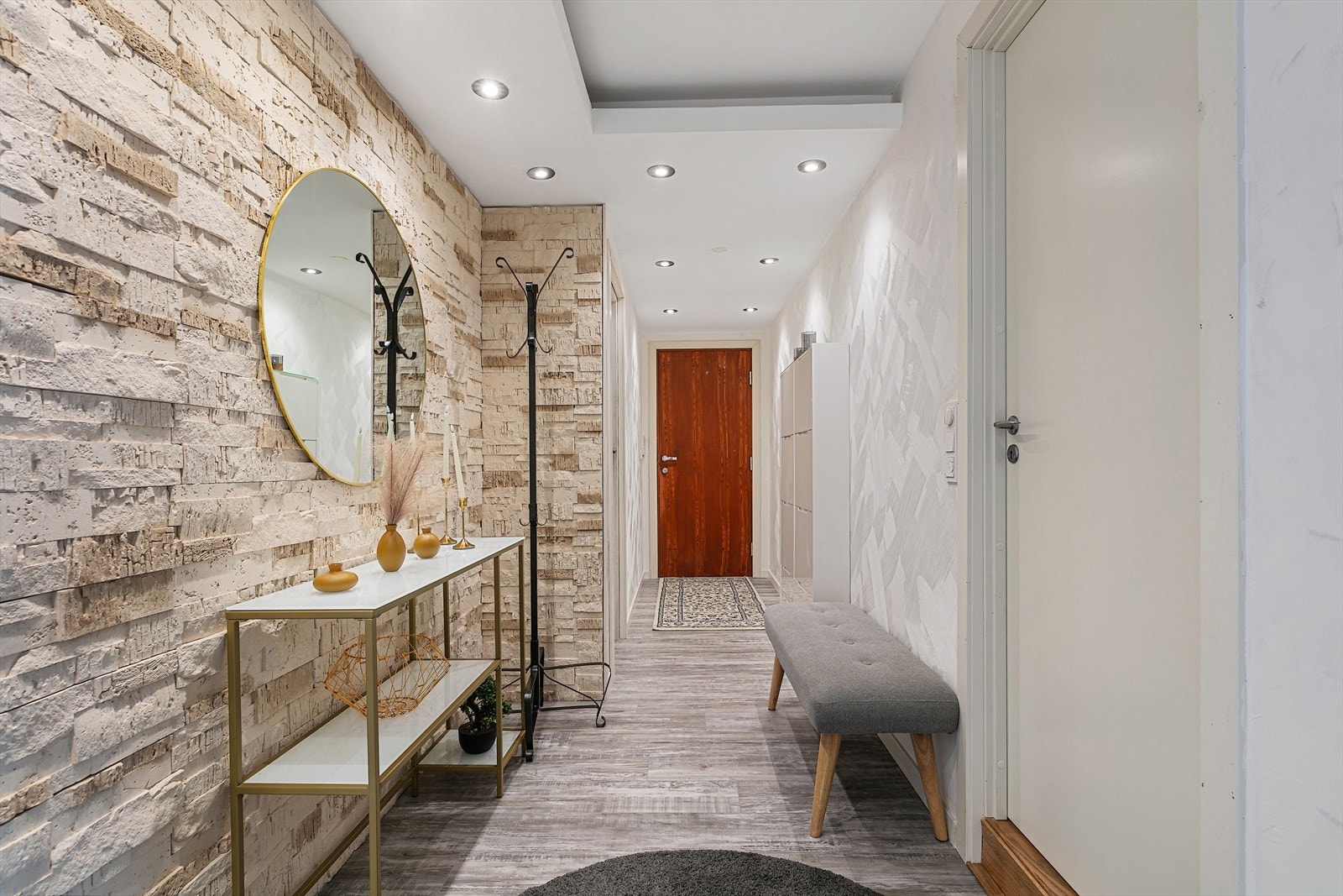 Det er god plass til oppheng for yttertøy på vegg og til å sette ifra seg sko. Galleribilde