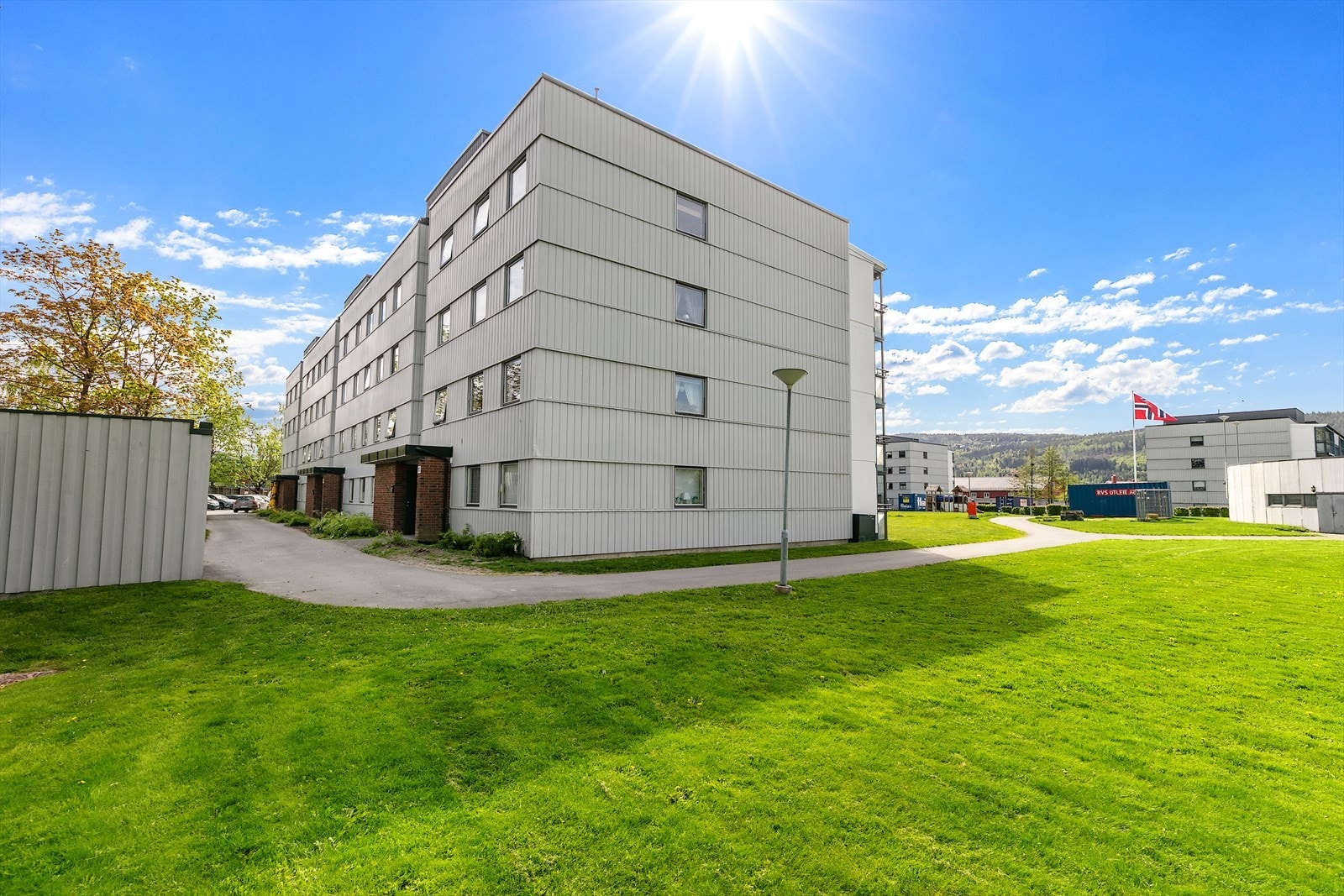 Alle som bor i borettslaget, har krav på 1 - en parkeringsplass på området. Galleribilde