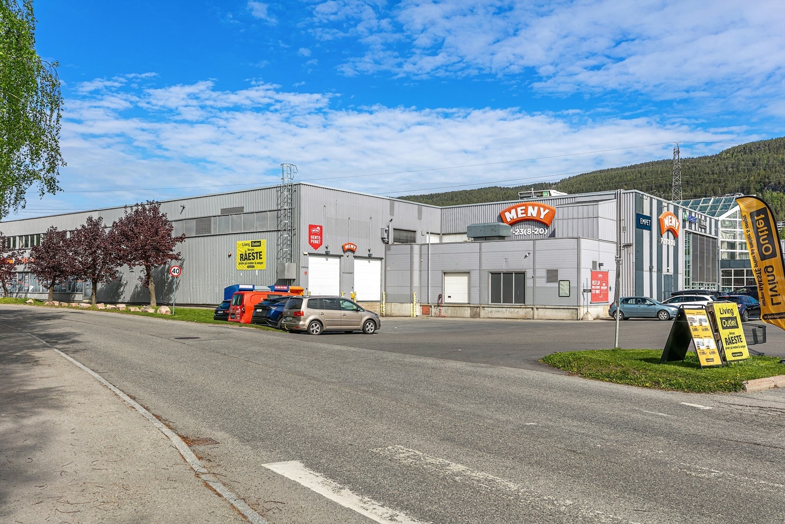 Meny butikk rett i nærheten. Galleribilde