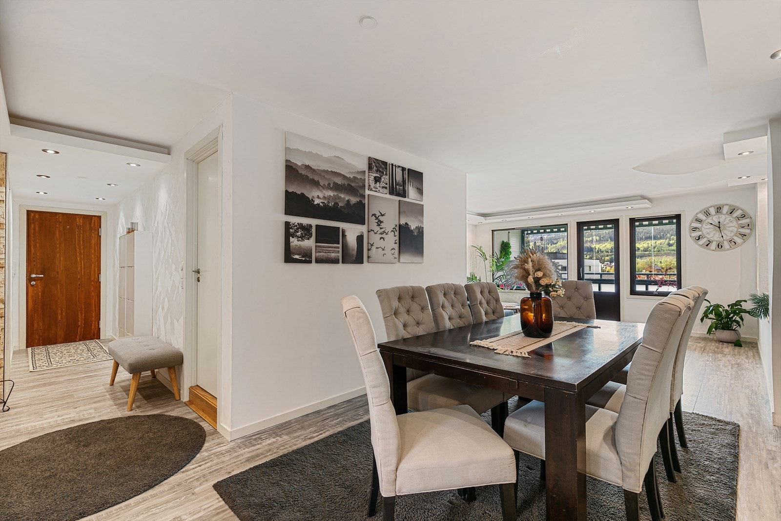 Leiligheten har en fin internbeliggenhet i 4.etasje og inneholder: Entrè, 2 soverom, bad/vaskerom, kjøkken og stue. Galleribilde