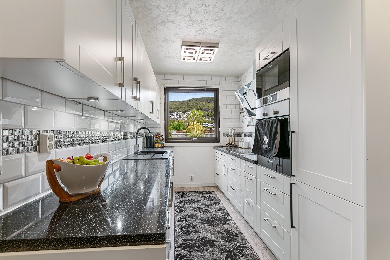 Kjøkkenet er utstyrt med integrerte hvitevarer som stekeovn, micro, platetopp, oppvaskmaskin og kjøl/frys. Galleribilde