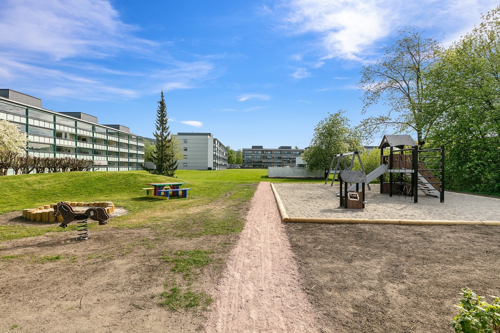 Barnevennlig uteområde med lekeplass i umiddelbar nærhet. Galleribilde