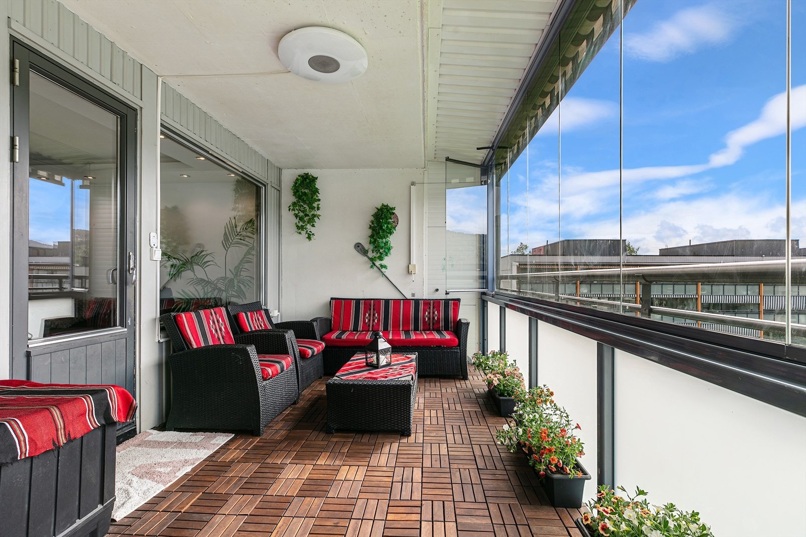 Fra stuen er det direkte utgang til en hyggelig innglasset balkong, perfekt for avslapning og hyggelige stunder. Galleribilde