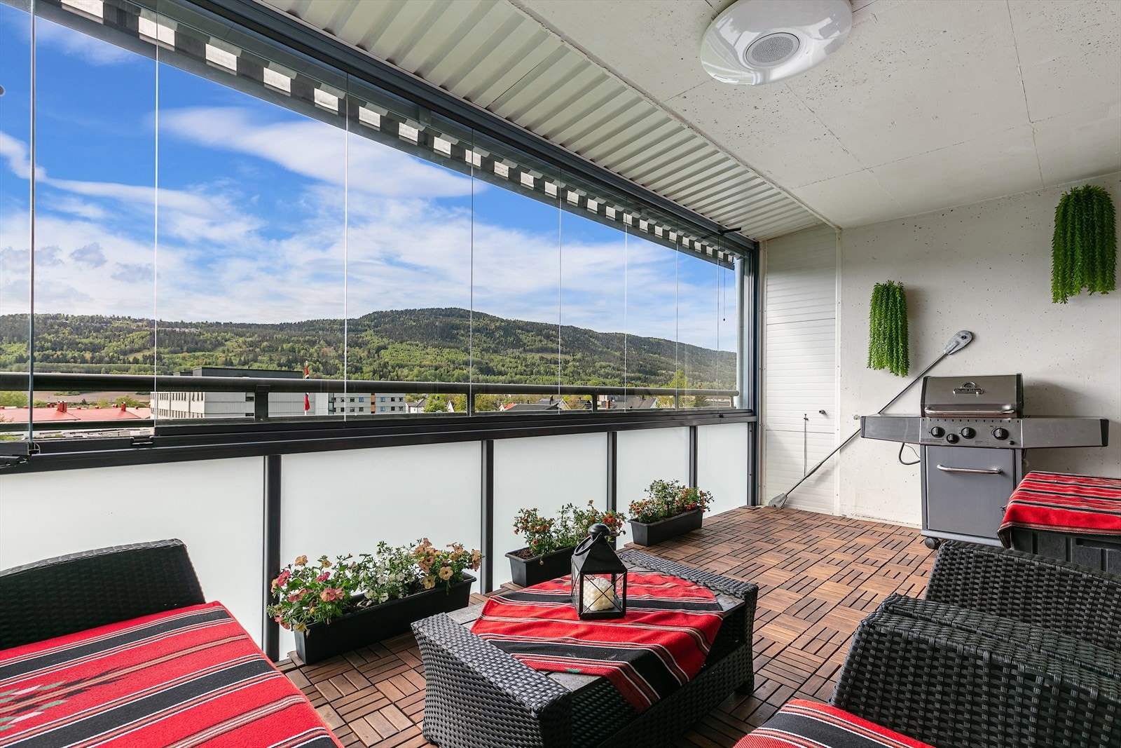 Leiligheten har en solrik innglasset balkong med flott utsyn over grønne fellesarealer. Galleribilde