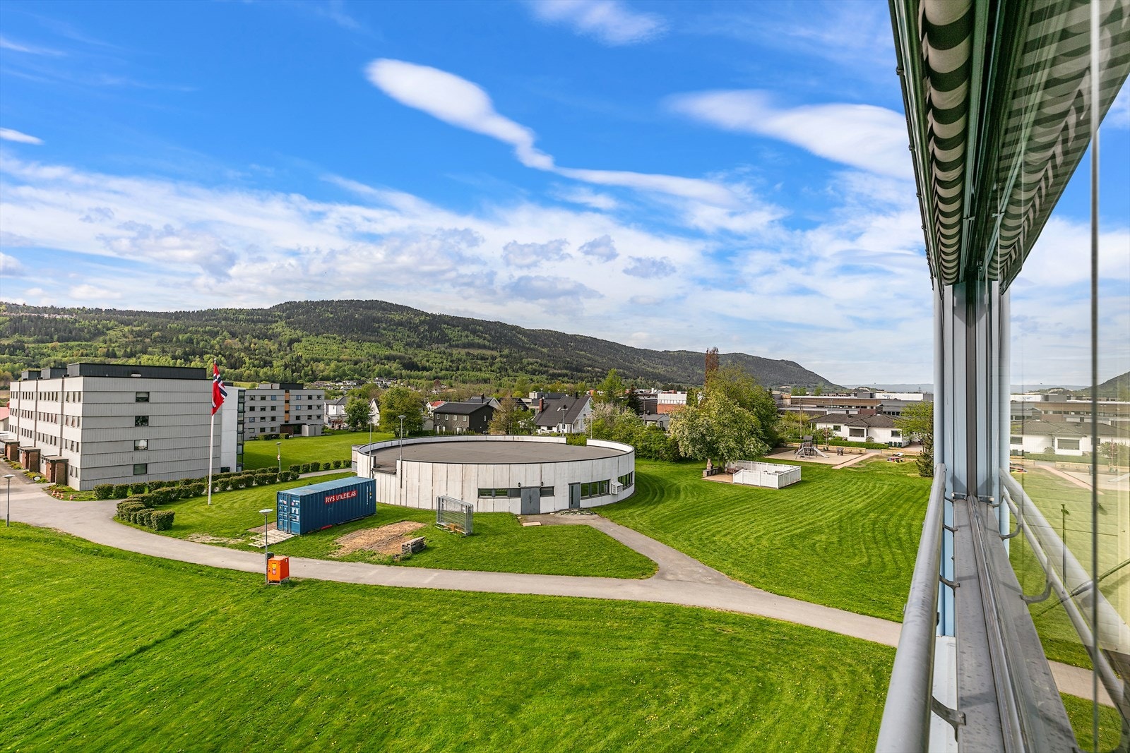 I tillegg til innglasset balkong og 2 boder, bod, 4,4 kvm, på loft og bod, 1,3 kvm, på bakkeplan. Galleribilde