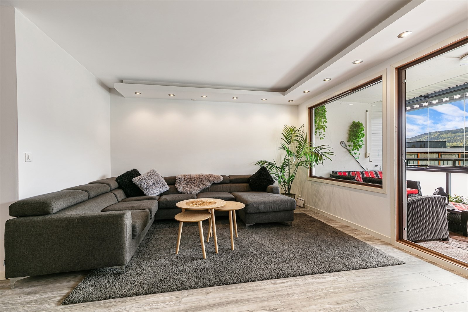 Stuen er lys og innbydende med 1-stavs laminat på gulv og slette hvitmalte vegger. Galleribilde