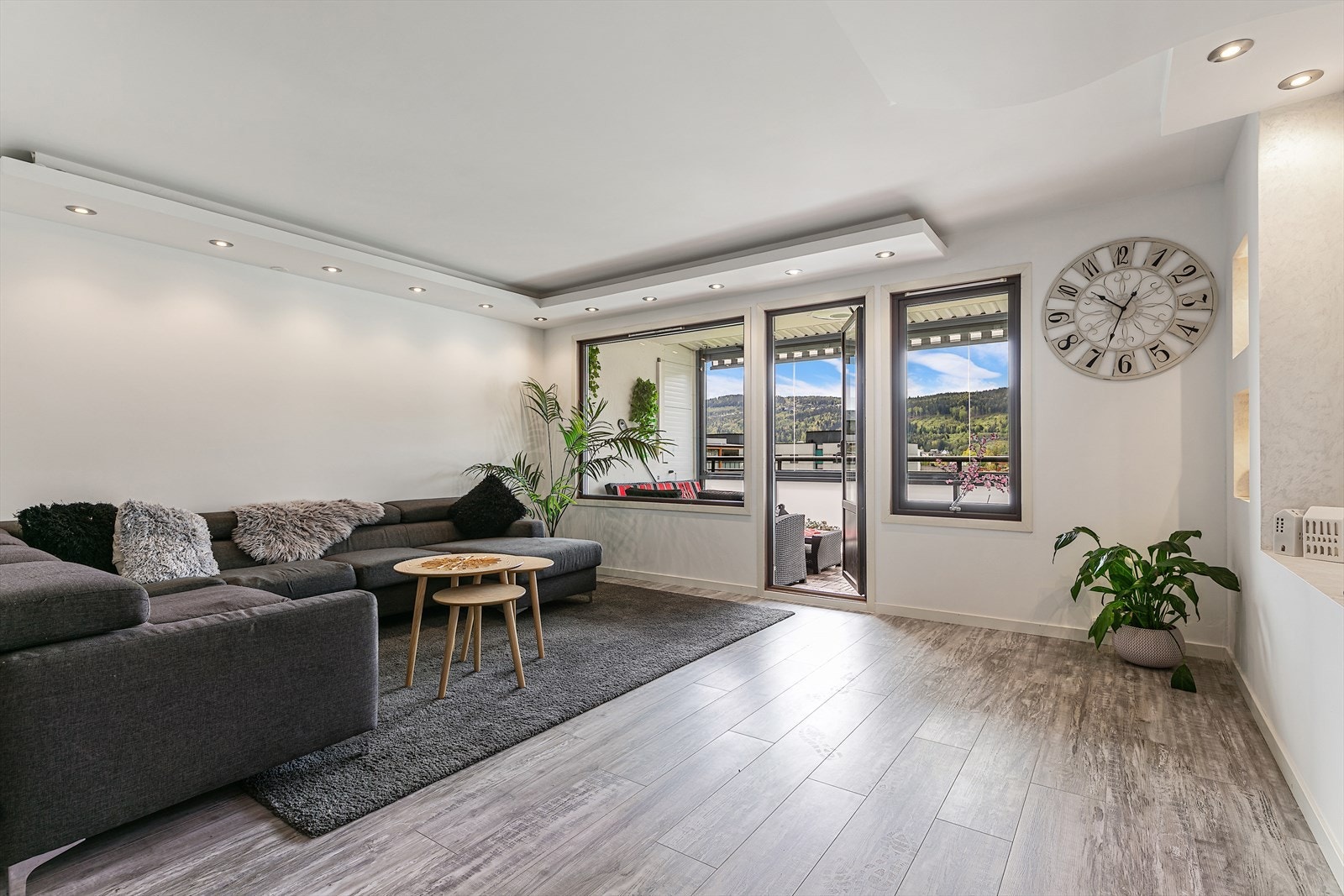 Stuen oppleves som hyggelig og varm, med downlights i tak og har en god atmosfære. Galleribilde